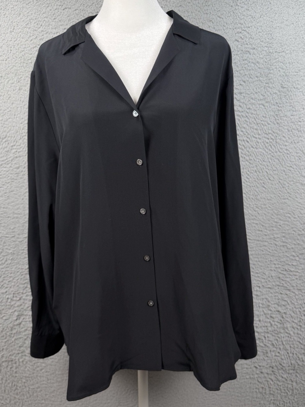 Tommy Bahama Silk Top Womens Medium Black Button V Neck Long Sleeve Lightweight